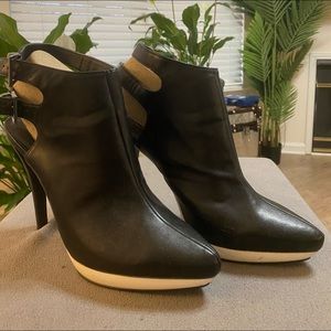 Black and white pump